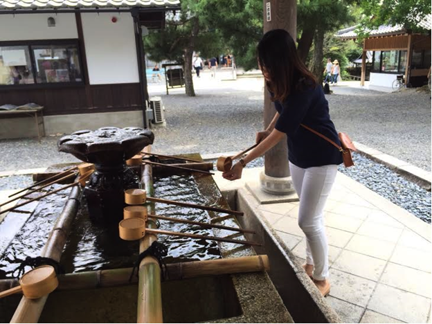 京都の寺社仏閣で手を清める筆者