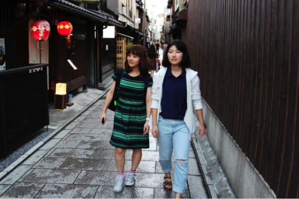 祇園を歩く二人の女子大生