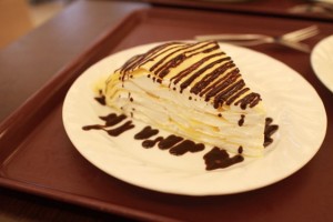 京都橘大学の「絶対綺麗に食べられないミルクレープ」に空きコマ学生が挑戦してみた