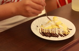京都橘大学の「絶対綺麗に食べられないミルクレープ」に空きコマ学生が挑戦してみた
