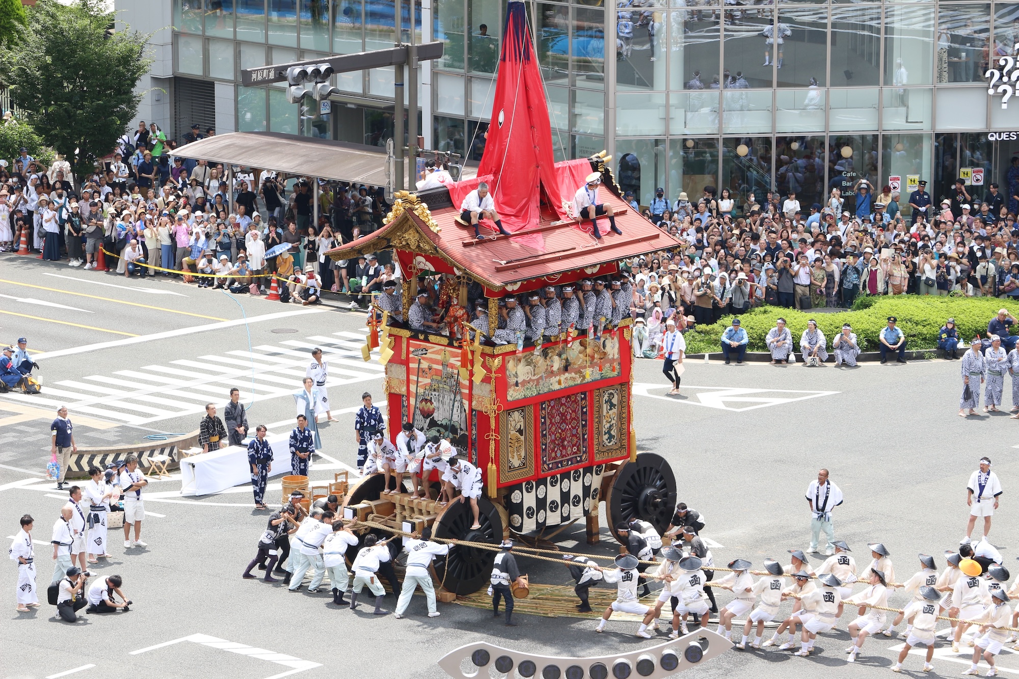 【絶景】祇園祭•山鉾巡行を京都市役所の屋上から観たら、驚きの景色が広がっていた